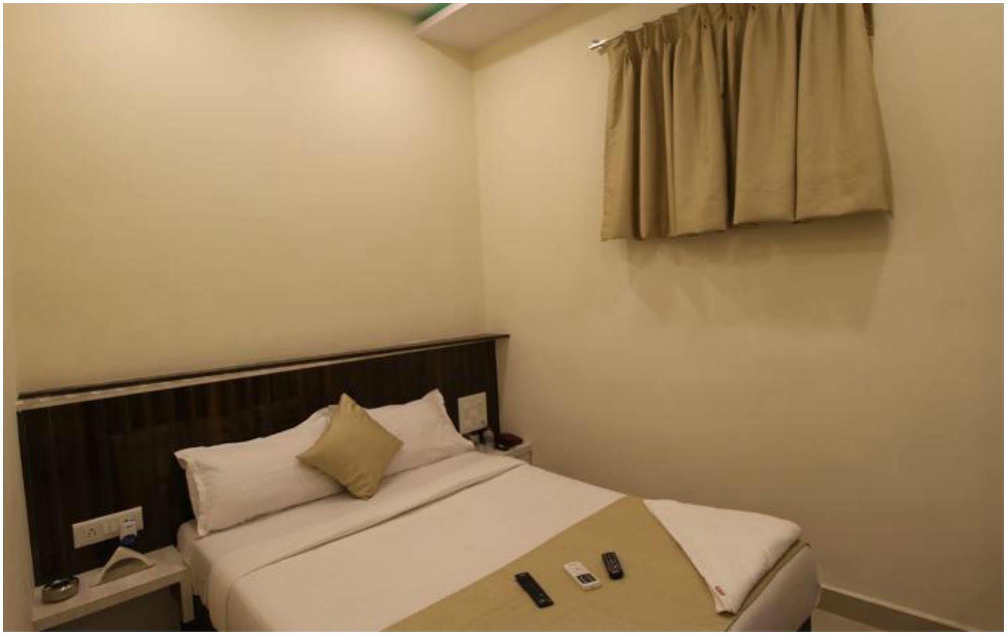 Treebo Trip Ashir Inn مومباي المظهر الخارجي الصورة