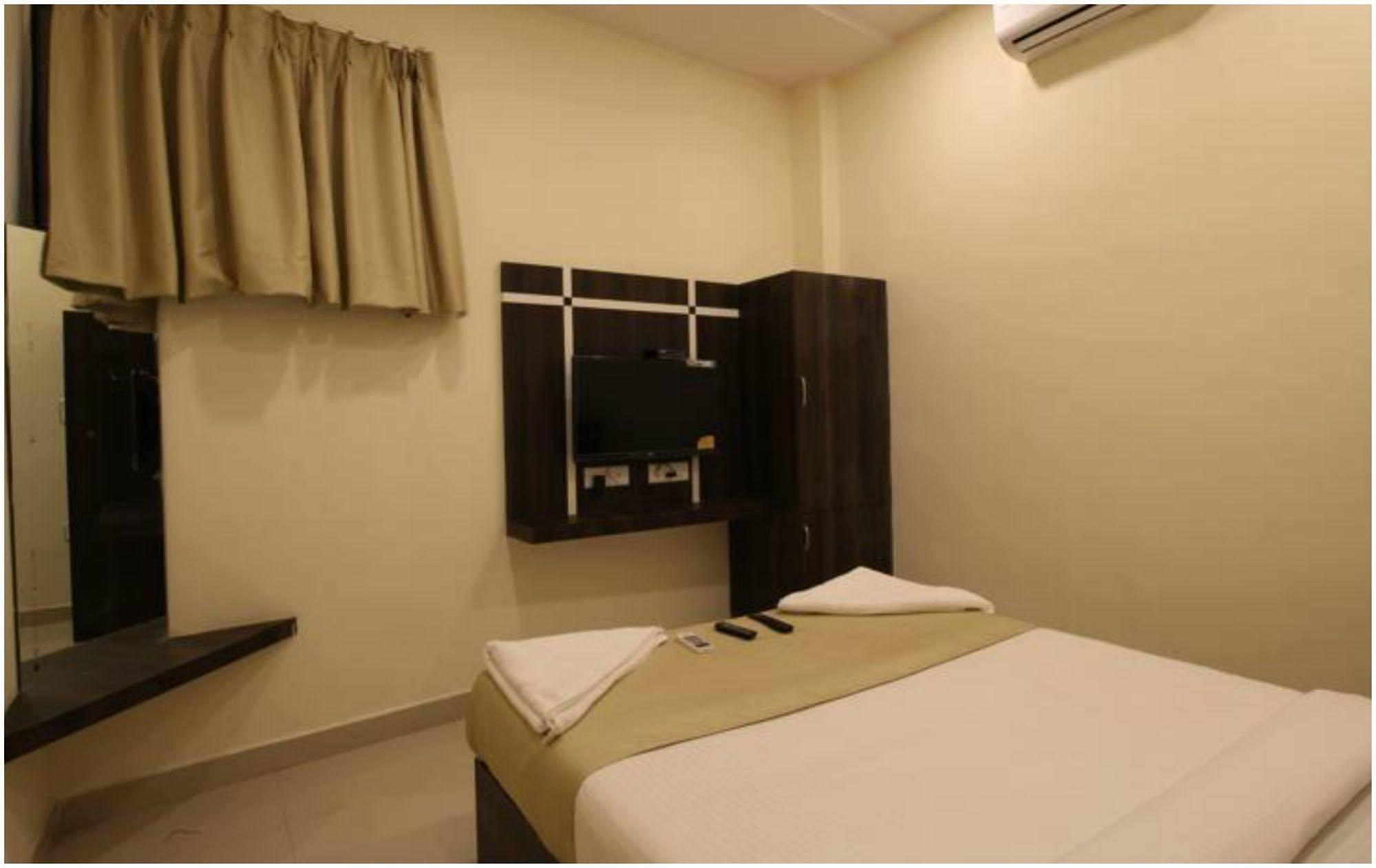 Treebo Trip Ashir Inn مومباي المظهر الخارجي الصورة